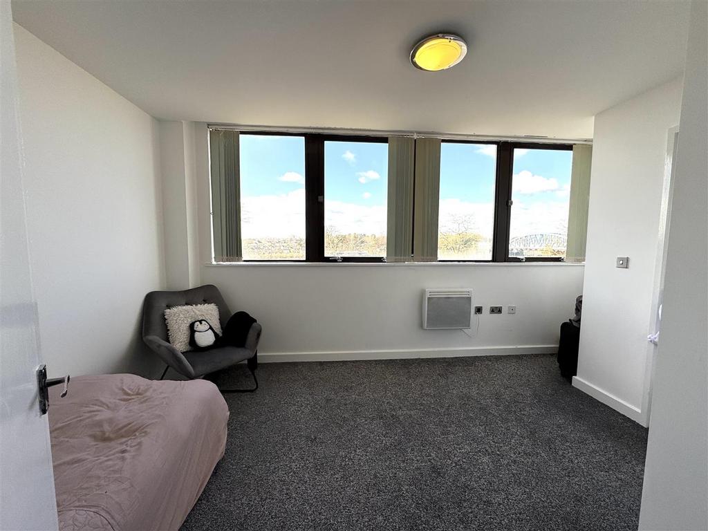 Bedroom 1 pic 2.jpg