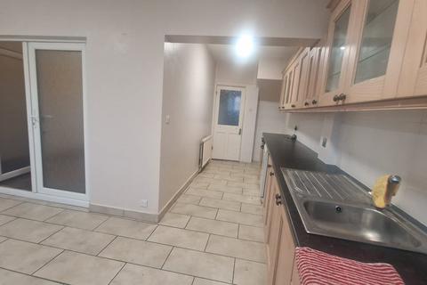 3 bedroom terraced house to rent, Abbey Road, Waltham Cross EN8