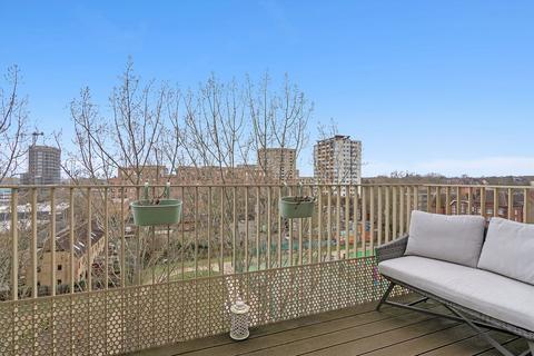 27, Kelton House Corbet Gardens, Acton, London, W3 8TF