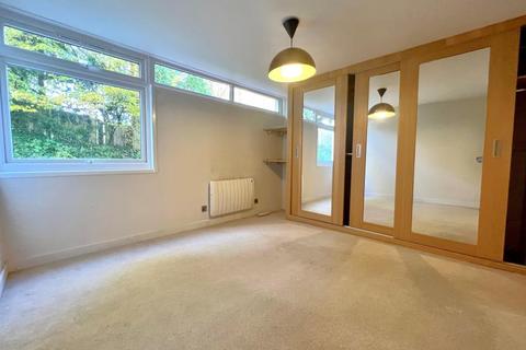 2 bedroom flat to rent, Park View Court, Woking GU22