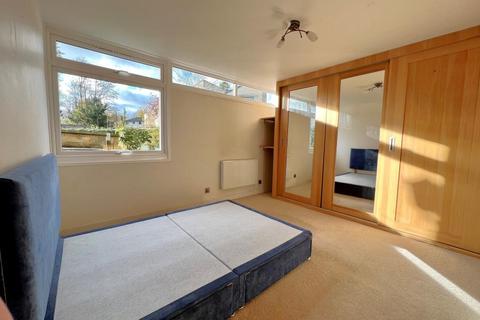 2 bedroom flat to rent, Park View Court, Woking GU22