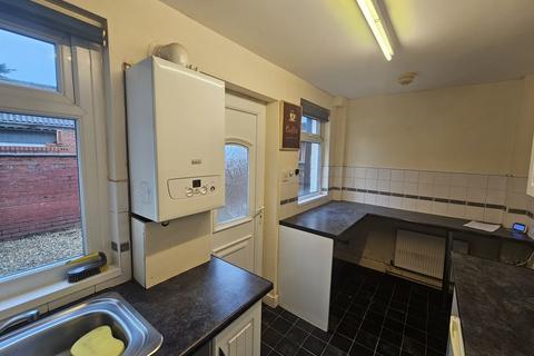 2 bedroom terraced house to rent, Bury Street, Heywood, OL10 4QT