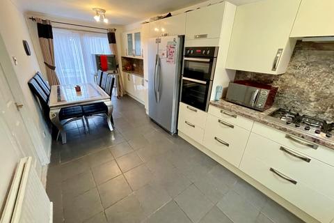 3 bedroom terraced house for sale, Denham Close, Luton, Bedfordshire, LU3 3TT