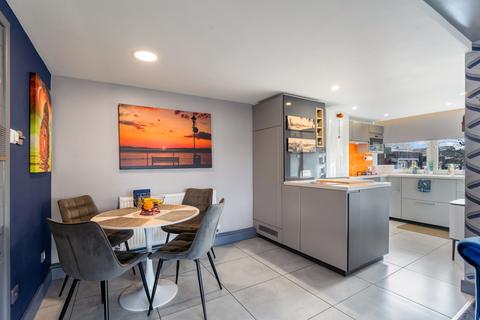 Flat 2, 4 Dirleton Drive, Glasgow, G41 3BQ