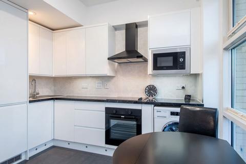 2 bedroom flat to rent, Arden Crescent, London E14