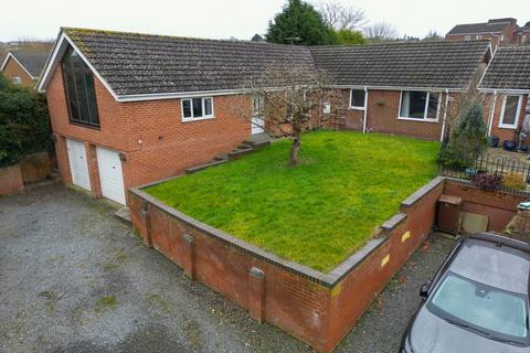 6 Berry Gardens, Burton-on-trent, DE15 0EE