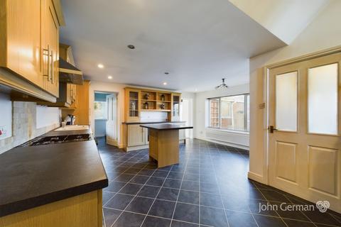 6 Berry Gardens, Burton-on-trent, DE15 0EE