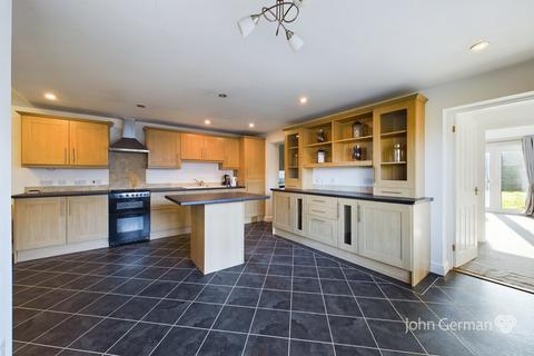 6 Berry Gardens, Burton-on-trent, DE15 0EE
