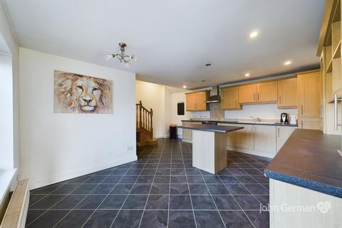 6 Berry Gardens, Burton-on-trent, DE15 0EE