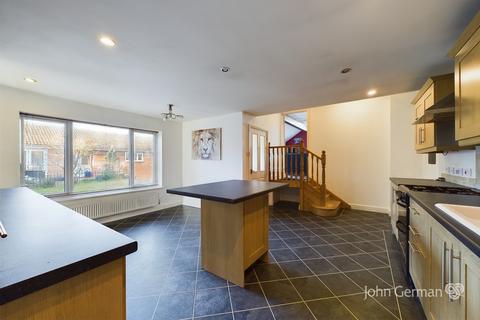 6 Berry Gardens, Burton-on-trent, DE15 0EE