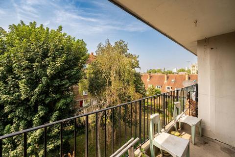 2 bedroom flat for sale, Delverton Road, Kennington, London, SE17