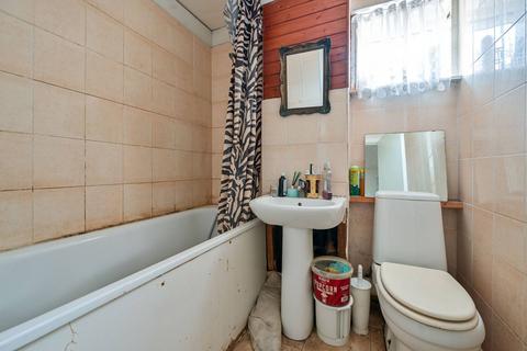 2 bedroom flat for sale, Delverton Road, Kennington, London, SE17