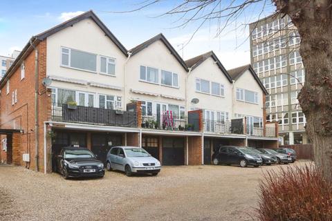 3 bedroom maisonette for sale, Yew Tree Road, East Slough