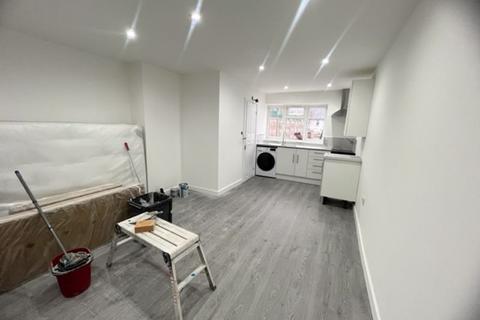 Studio to rent, Northern Avenue, Edmonton, London N9
