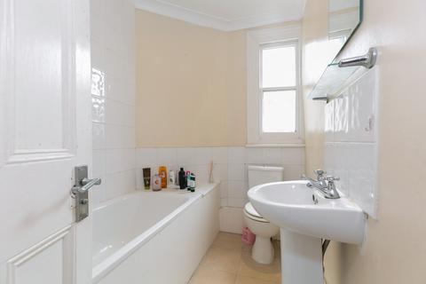 3 bedroom flat to rent, Hackford Road