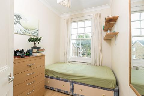 3 bedroom flat to rent, Hackford Road