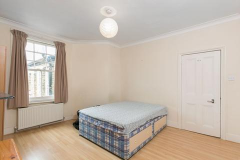 3 bedroom flat to rent, Hackford Road