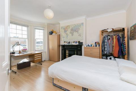 3 bedroom flat to rent, Hackford Road