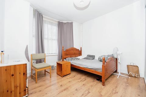 1 bedroom in a house share to rent, Popes Lane,W5