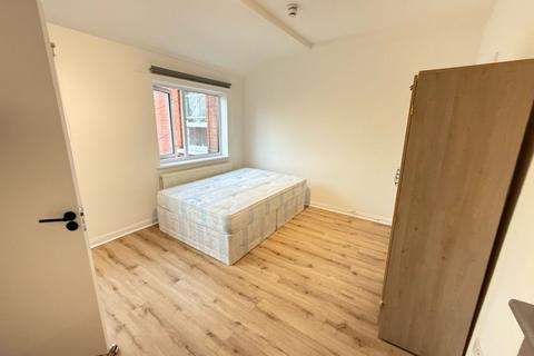 Studio to rent, 10 Colney Hatch Lane, London N10