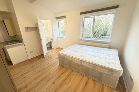 Studio to rent, 10 Colney Hatch Lane, London N10