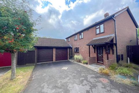 4 bedroom detached house for sale, Harbury Dell, Barton Hills, Luton, Bedfordshire, LU3 3XH