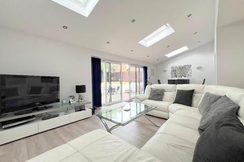 4 bedroom detached house for sale, Harbury Dell, Barton Hills, Luton, Bedfordshire, LU3 3XH