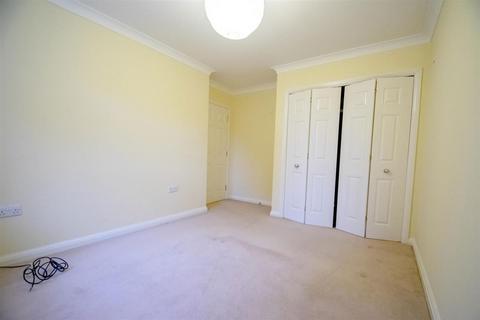 2 bedroom apartment to rent, Gardeners Close, Bedford MK45