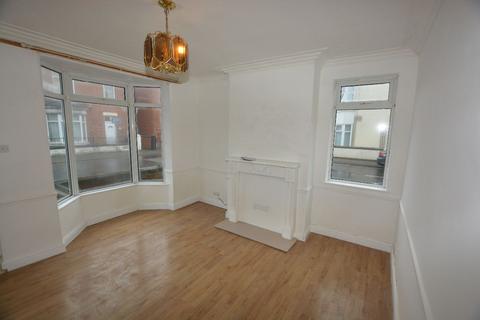 2 bedroom semi-detached house to rent, Central Avenue