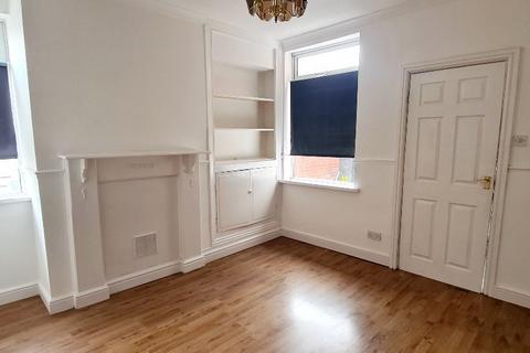 2 bedroom semi-detached house to rent, Central Avenue