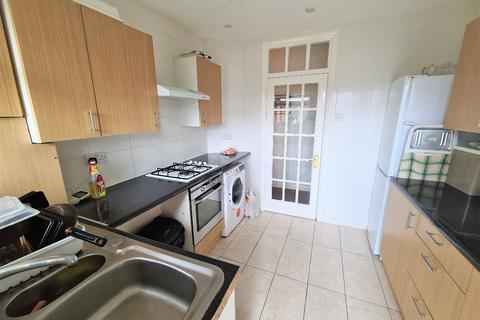 3 bedroom house share to rent, Grosvenor Court, Hale Lane, Edgware, NW7