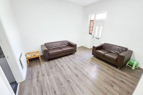 3 bedroom flat to rent, Wellington Road North, Stockport, Cheshire, SK4