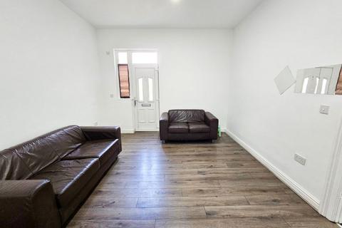 3 bedroom flat to rent, Wellington Road North, Stockport, Cheshire, SK4