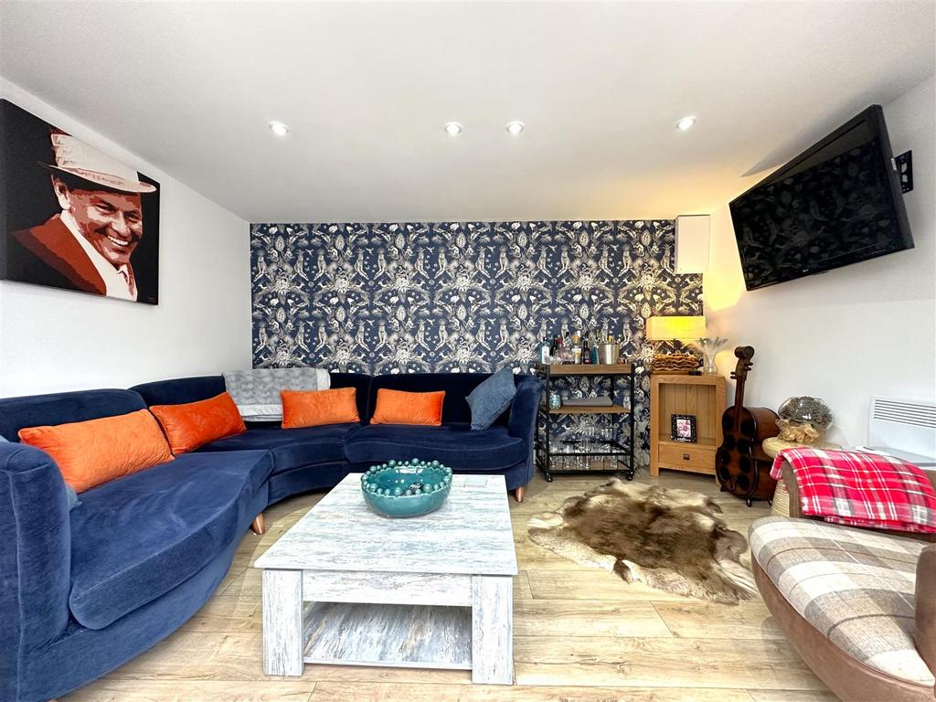 Internal: Home Office/ Entertainment Space 590
