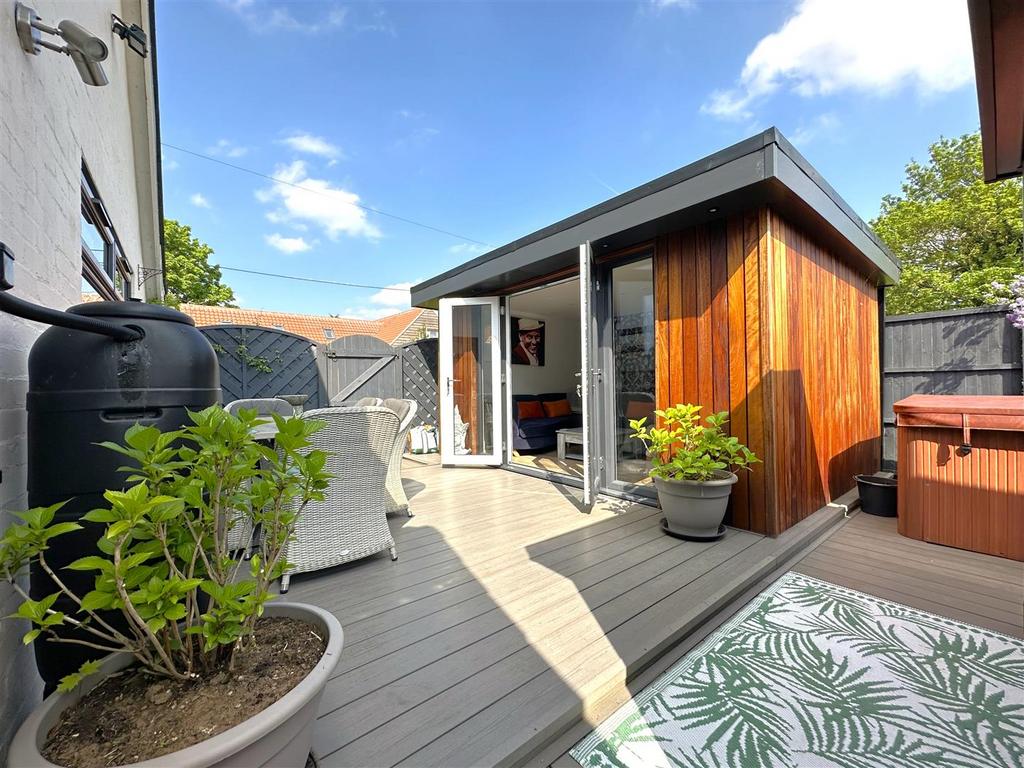 Lovely low-Maintenance Garden 119