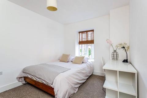 3 bedroom flat to rent, Bishop Street, Hampshire PO1