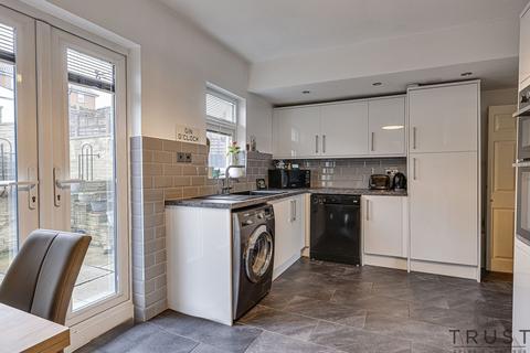 3 bedroom end of terrace house for sale, Dewhirst Road, Brighouse, HD6