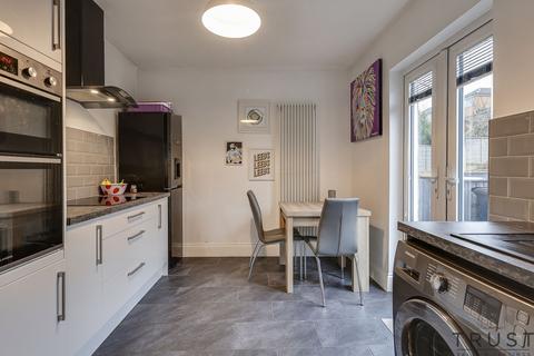 3 bedroom end of terrace house for sale, Dewhirst Road, Brighouse, HD6