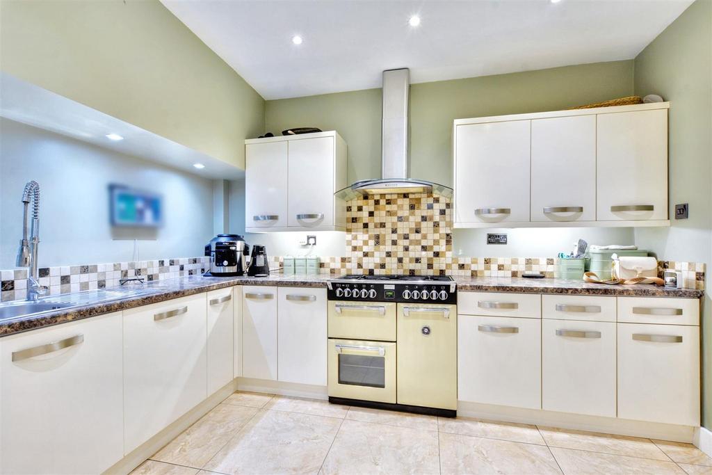 Kitchen 2.jpeg