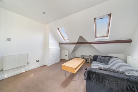 1 bedroom flat for sale, Station Approach, Surrey KT14