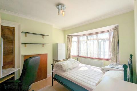 8 Leamington Close, Hounslow, TW3 2RB