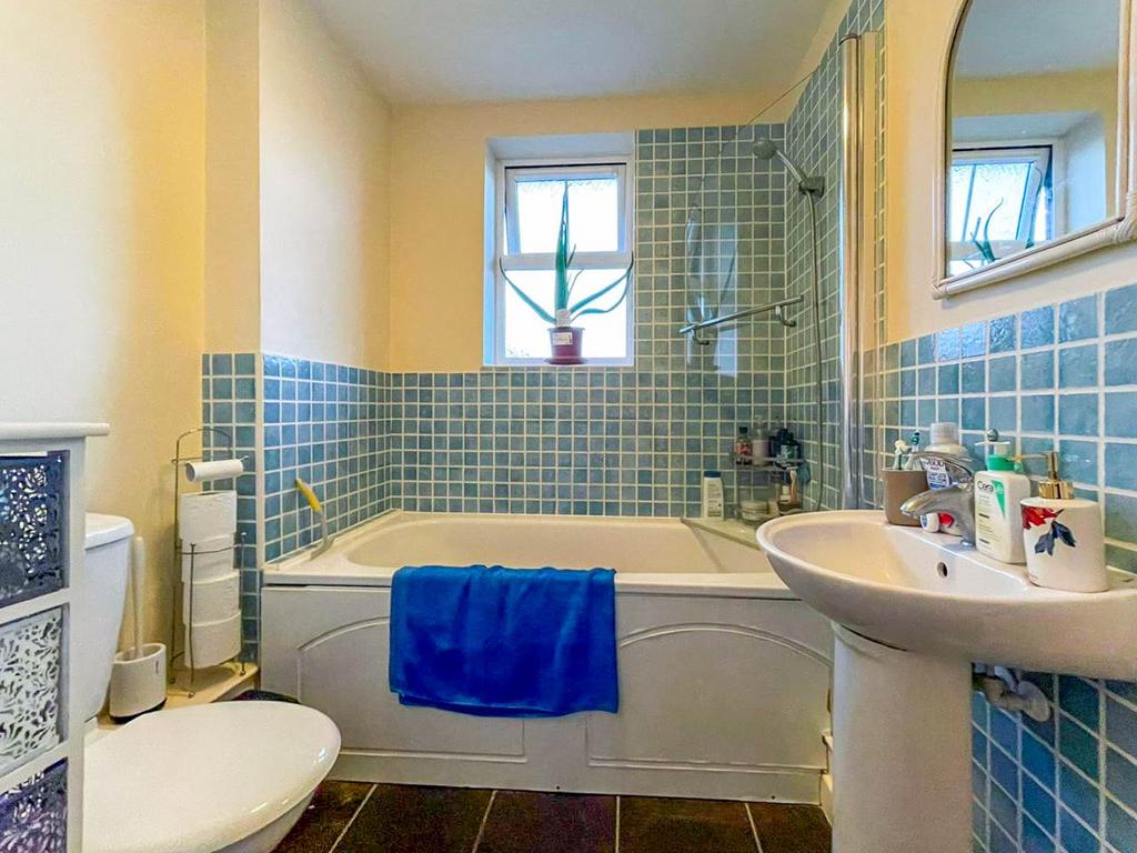 4 poppy bathroom