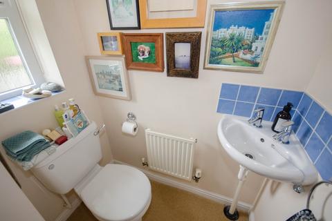 39 Azalea Close, Lutterworth, LE17 4FR