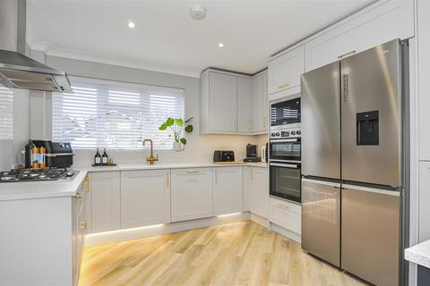 28 Pine Grove, Bricket Wood, St Albans, AL2 3SS