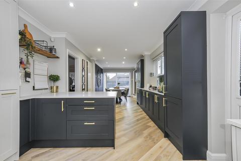 28 Pine Grove, Bricket Wood, St Albans, AL2 3SS