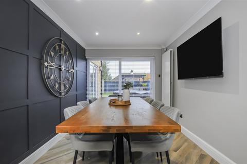 28 Pine Grove, Bricket Wood, St Albans, AL2 3SS