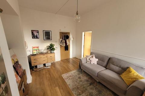 undefined, Flat 2, :: 12 Maple Ave