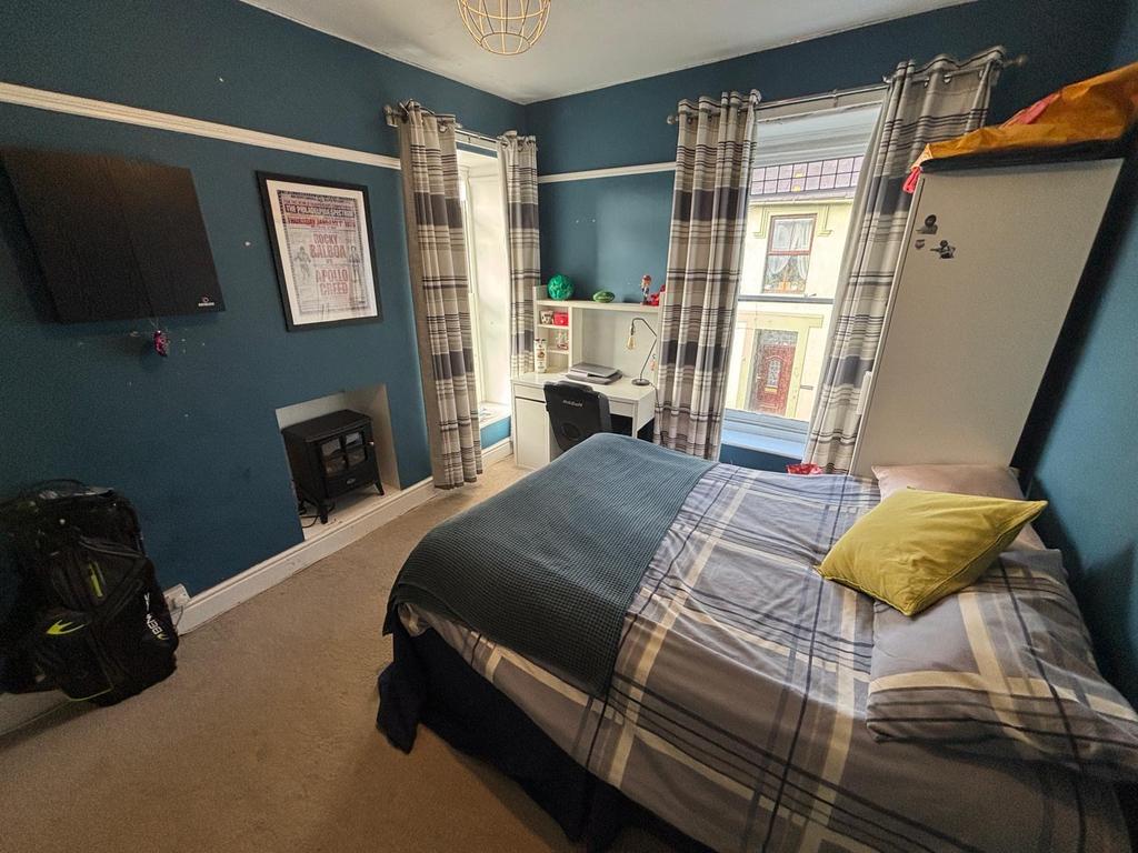 Front bedroom 3