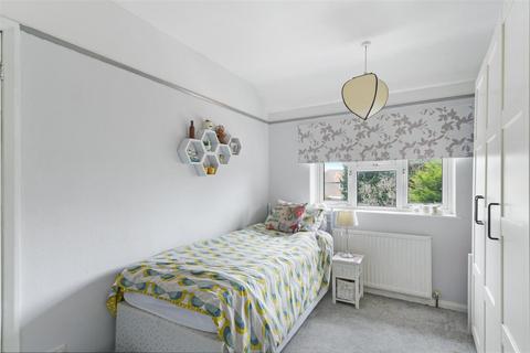 44b Long Grove Road, Epsom, KT19 8TE