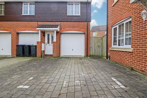 3 bedroom end of terrace house to rent, Cleveland Road, Swindon SN5